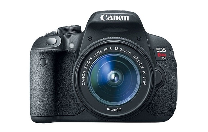 Com design similar à sucessora, EOS Rebel T5i é uma DSLR compacta (Foto: Divulgação/Canon)