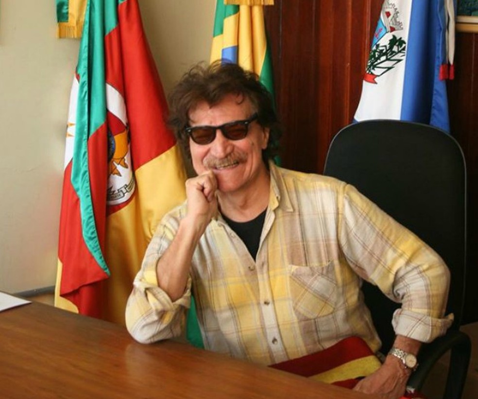 Então prefeito de São Lourenço do Sul fotografou Belchior na mesa de seu gabinete  (Foto: Zé Nunes/Arquivo pessoal)