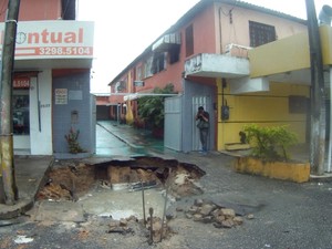 Cratera abriu na Maraponga (Foto: Marcélio Bezerra/TV Verdes Mares)