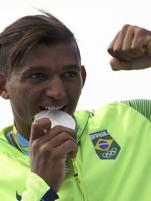 Isaquias Queiroz prata canoagem Olimpíada Rio (Foto: Damir Sagolj / Reuters)