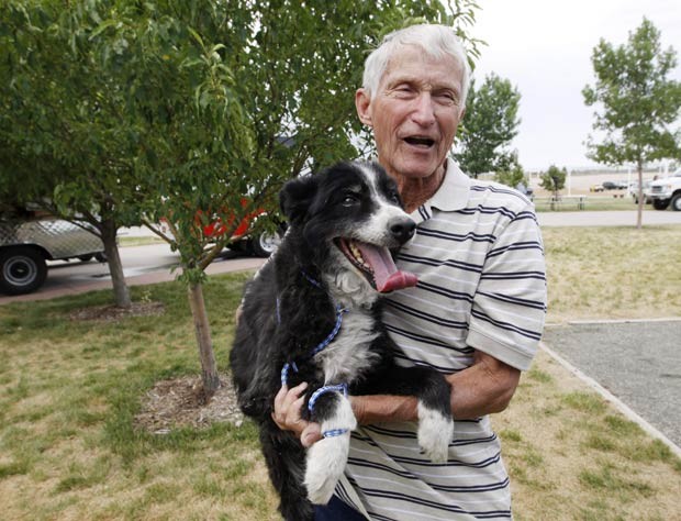 O americano Bill Janz, de Fort Collins, no estado americano do Colorado, mostra seu cão Abby, que escapou de um incêndio florestal na véspera. Bill não estava em casa na hora que o incêndio começou, e Abby foi deixado na casa cercada pelas chamas. Quando um caminhão dos bombeiros passou por perto, Abby pulou para dentro e acabou sendo salvo (Foto: Rick Wilking/Reuters)