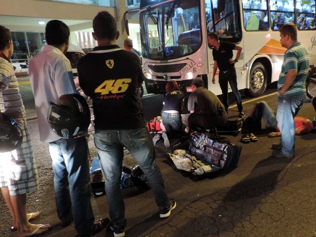 Motociclista e passageiro sofreram ferimentos e foram levados para o HR (Foto: Ynaiê Botelho/ G1)