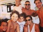 Namorada de Ronaldo posta foto com o craque e os enteados