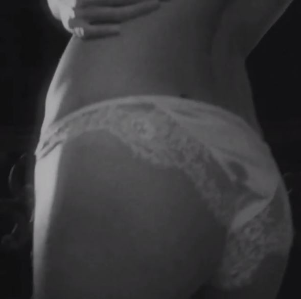 Alessandra Ambrósio dá show de sensualidade em ensaio para revista britânica (Foto: Reprodução do Instagram)