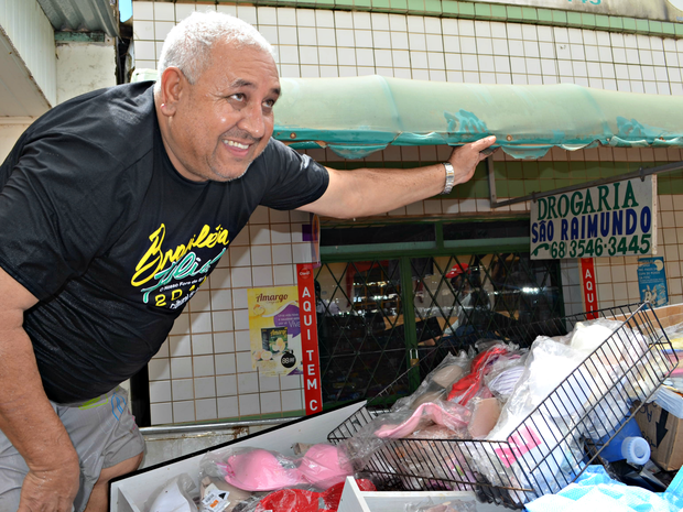 Comerciante Aparecido Carlos Saturnilho, de 51 anos, teve loja de confecções atingida pela cheia do Rio Acre, no Centro de Brasiléia (Foto: Caio Fulgêncio/G1)