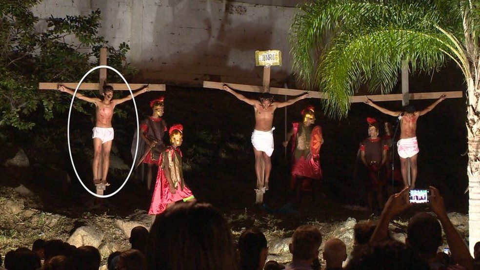 Jovem interpretava um dos ladrões que é crucificado ao lado de Cristo (Foto: Reprodução/ TV Gazeta)