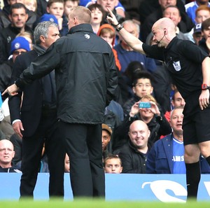 Mourinho Chelsea e Cardiff (Foto: Agência AP)