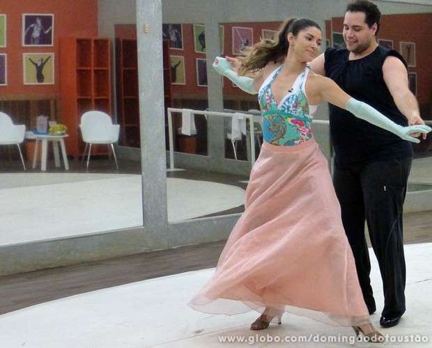 A dupla apresenta a valsa neste domingo no Dança dos Famosos (Foto: Domingão do Faustão / TV Globo)
