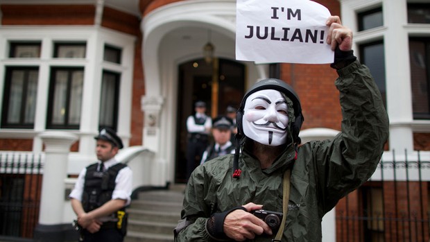 Manifestante mostra cartaz dizendo 'Eu sou o Assange' em frente à embaixada equatoriana em Londres. O chanceler britânico, William Hague, negou a possibilidade de a polícia entrar na embaixada à procura do fundador do WikiLeaks, abrigado no local. (Foto: Andrew Cowie/AFP)