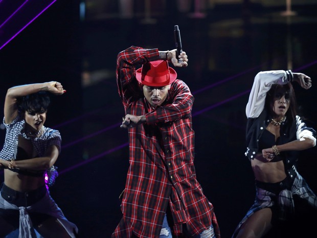 Chris Brown se apresenta no BET Awards em Los Angeles, nos Estados Unidos (Foto: Mario Anzuoni/ Reuters)