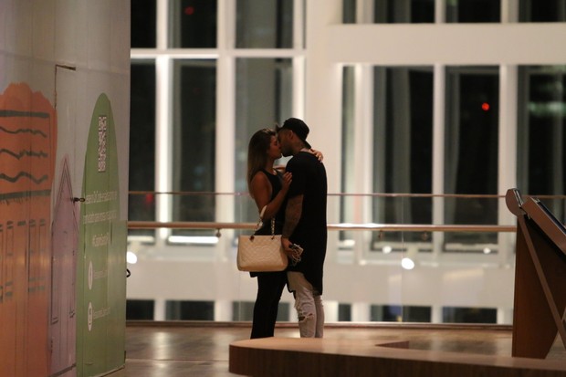 Lucas Lucco beija loira (Foto: Fabio Moreno/AgNews)