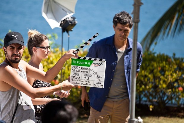 Eduardo Moscovis fotografa para nova campanha da Cartago (Foto: Raphael Lucena/Divulgação)