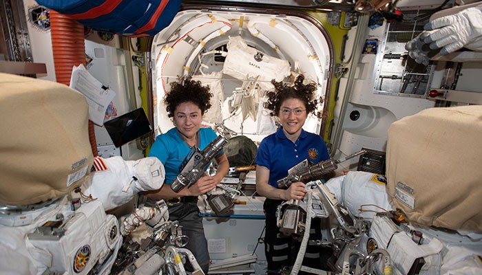 Jessica Meir e Christina Koch são as primeiras astronautas a participarem de uma caminhada espacial só de mulhees (Foto: NASA)