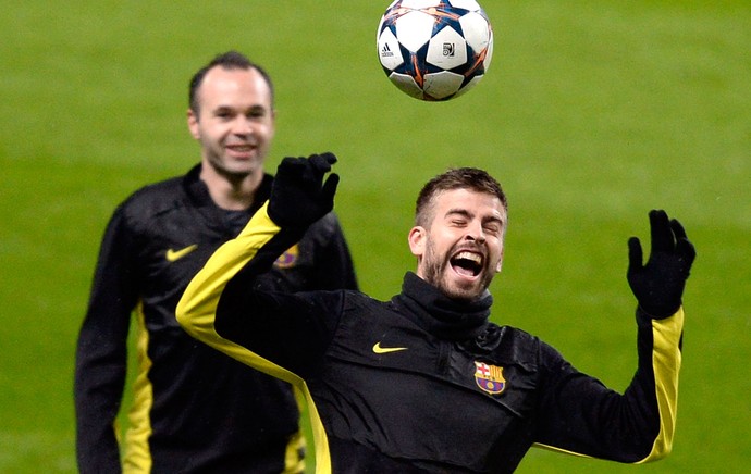 Iniesta e Pique treino Barcelona (Foto: Reuters)