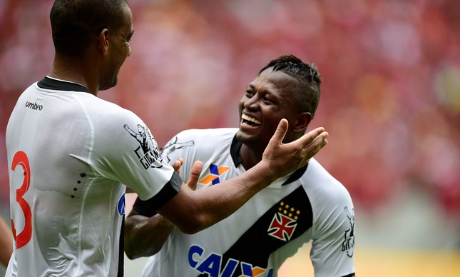Riascos comemora com Rodrigo o segundo gol do Vasco 