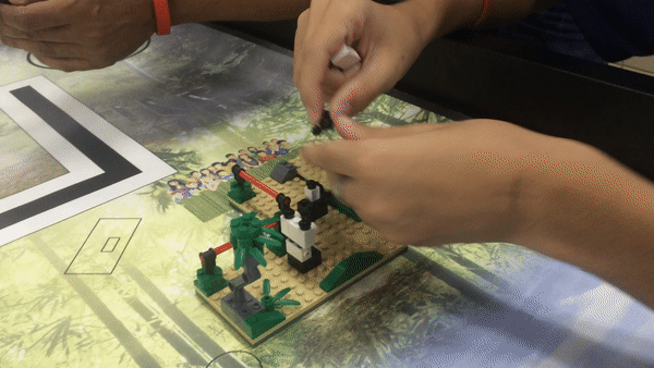 Alunos fizeram robô utilizando peças de Lego, em Goiânia, Goiás (Foto: Murillo Velasco/G1)