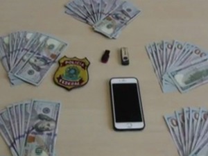 Polícia Federal apreendeu dinheiro, pen drives e celular com os suspeitos (Foto: TV Globo/Reprodução) Polícia Federal apreendeu dinheiro, pen drives e celular com os suspeitos (Foto: TV Globo/Reprodução)