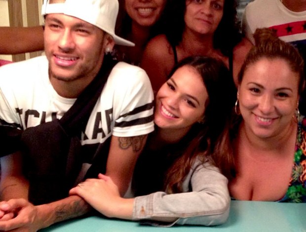 Neymar with girlfriend in hotel