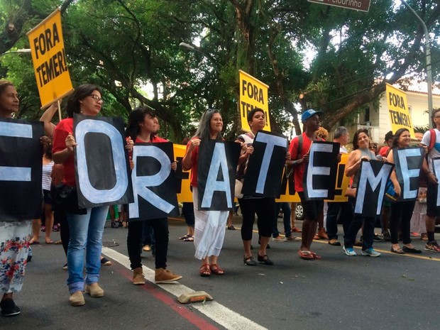 Manifestantes exibem mensagem "Fora Temer" durante caminhada em Salvador (Foto: Alan Alves/G1)