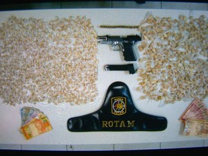 Polícia apreende drogas, arma, munição e dinheiro, no Espírito Santo (Foto: Reprodução/TV Gazeta)