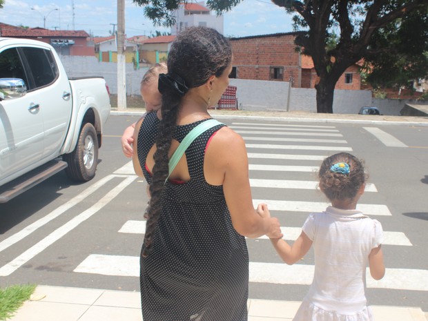 Mãe e filha andam sempre de mãos dadas durante a caminhada pelas ruas de Teresina (Foto: Juliana Barros/G1)