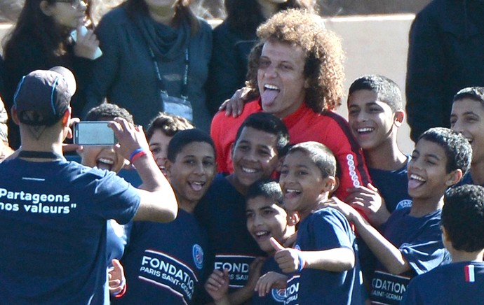 David Luiz com crianças no treino do PSG no Marrocos (Foto: AFP)