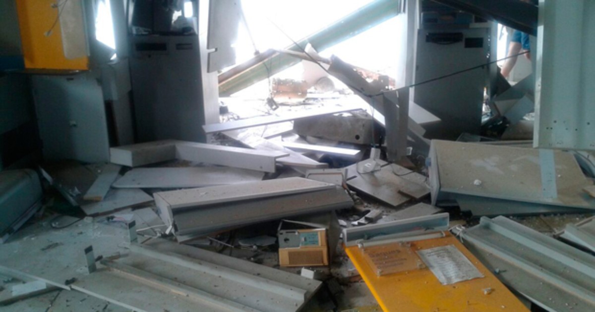Quadrilha cerca casas de PMs no RN, explode caixa de banco e foge - Globo.com