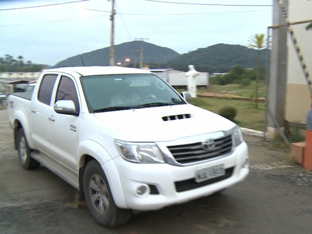 Knaesel deixou unidade prisional em caminhonete acompanhado de advogado (Foto: Fabiano Correia/RBS TV)