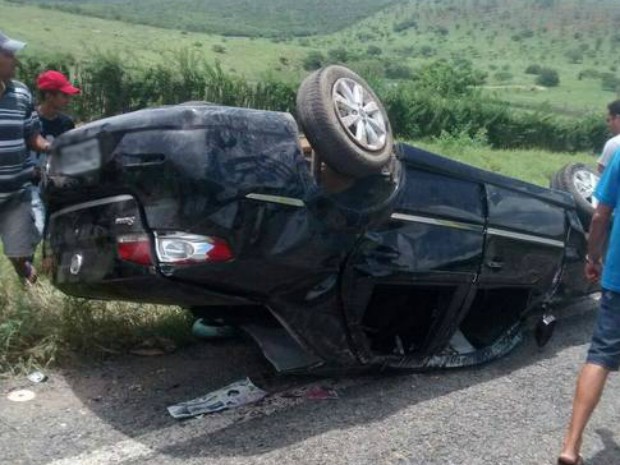 Cinco pessoas estavam dentro do carro no momento do acidente (Foto: Blog do Anderson)