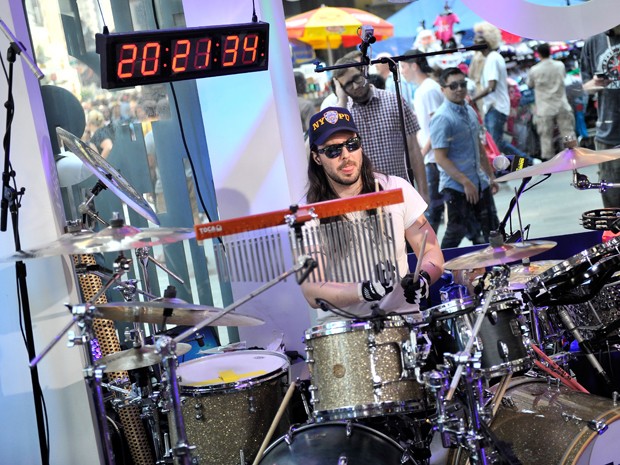 O músico Andrew W.K. em sessão de 24h de bateria registrada pela MTV (Foto: Stephen Lovekin / AFP / Getty Images)