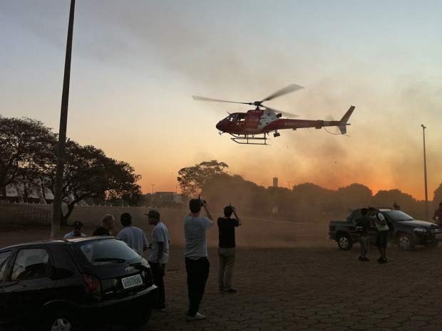 Helicóptero do Corpo de Bombeiros chega ao estádio Nacional Mané Garrincha para resgatar funcionários feridos em acidente nesta segunda-feira (6) (Foto: Káthia Mello/G1)