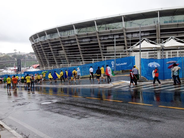 Torcedores começam a chegar na Arena Fonte Nova sob chuva (Foto: Ruan Melo/G1)