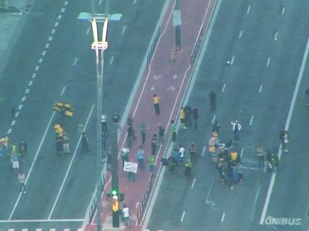 Paulista bloqueada nos dois sentidos no início da manhã desta quinta-feira (Foto: Reprodução/TV Globo) Paulista bloqueada nos dois sentidos no início da manhã desta quinta-feira (Foto: Reprodução/TV Globo)