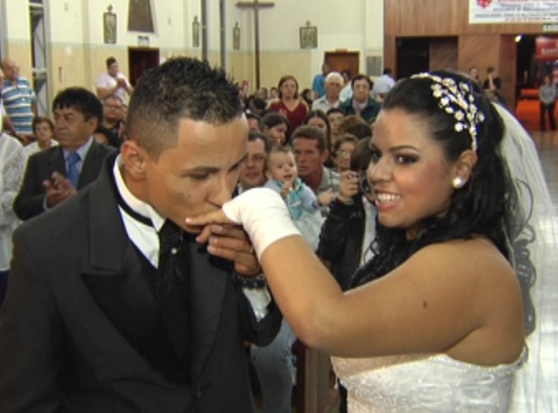 Noivos aproveitaram casamento comunitário para cortar custos (Foto: Reprodução / TV Tem)