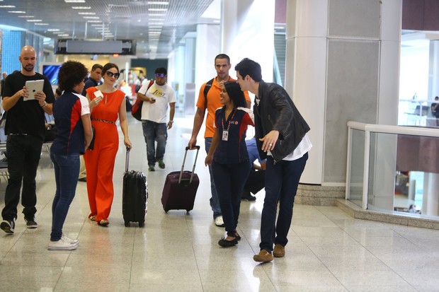 Mateus Solano é tietado no aeroporto (Foto: Marcello Sá Barretto/AgNews)