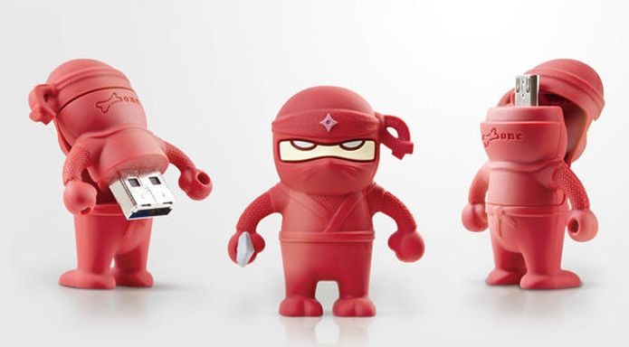 Este pequeno Ninja guarda uma conexão USB 3.0 e uma micro USB para trocar arquivos, além de ter um reforço magnético para fechar (Foto: Divulgação)
