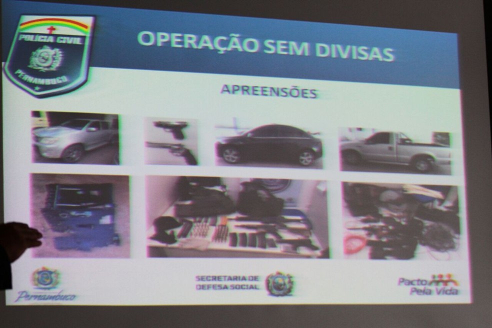 Operação 'Sem Divisas' apreendeu armas, explosivos e carros  (Foto: Marlon Costa/Pernambuco Press)