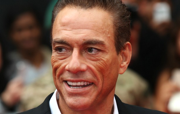 Jean-Claude Van Damme se deu muitíssimo mal tentando interpretar 'O Predador' (1987), e o papel do alienígena combatido por Arnold Schwarzenegger acabou ficando com Kevin Peter Hall. (Foto: Getty Images)