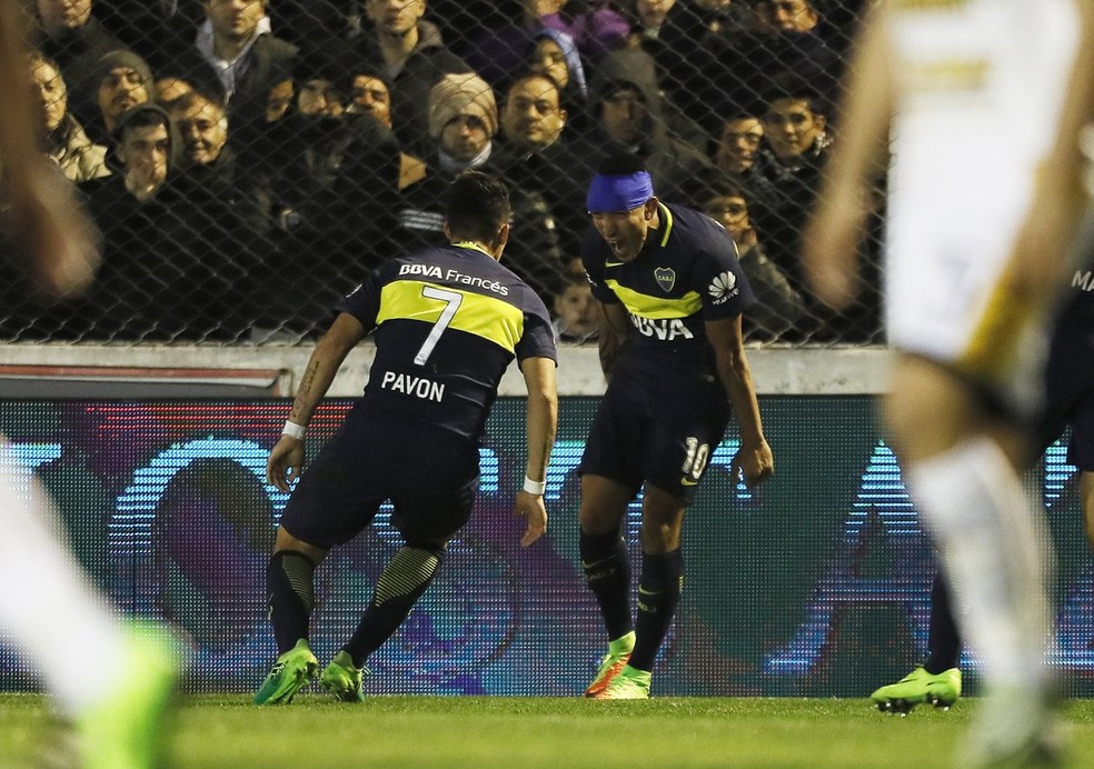 Com faixa na cabeça, Centurión celebra seu gol no empate do Boca Juniors com o Olimpo (Foto: Divulgação/Boca Juniors)