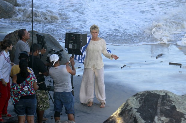 Xuxa em gravação na praia da Barra da Tijuca, RJ (Foto: Dilson Silva  / Agnews)