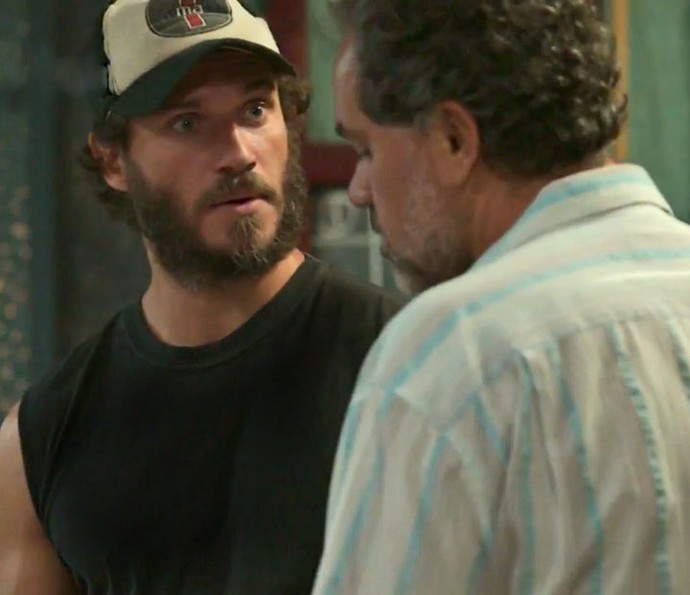 Dino consegue o endereço de Eliza no Rio (Foto: TV Globo)