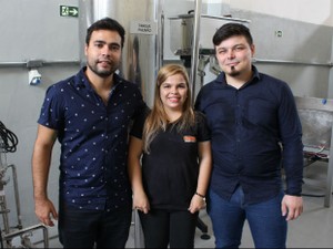 Rafael, Sarah e André começaram produzindo a bebida em casa há quatro anos (Foto: Carlos Dias/G1)