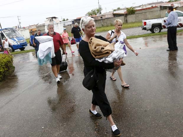 Turistas que saíram do hotel por causa da chegada do Patricia chegam na universidade de Puerto Vallarta nesta sexta-feira (23) para se proteger do fenômeno (Foto: REUTERS/Henry Romero)