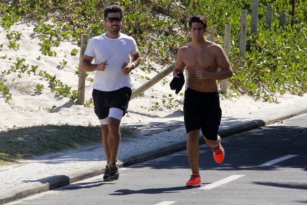 Enzo e Sandro Pedroso correm juntos em orla na Barra da Tijuca, RJ (Foto: Marcos Ferreira e Johnson Parraguez / FotoRioNews)