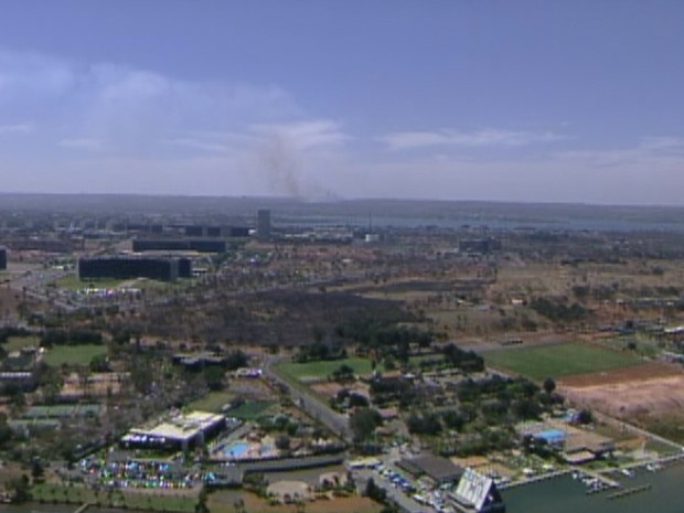 A fumaça das áreas queimadas são vistas de vários pontos do DF (Foto: Reprodução/ TV Globo)