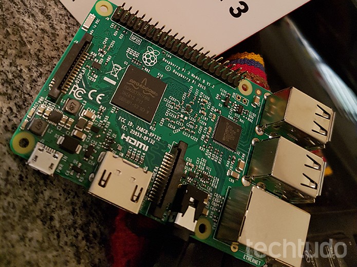 Raspberry Pi chega numa caixinha, sem nenhum acessório  (Foto: Filipe Garrett/TechTudo)