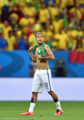 Neymar deixa à mostra a sunga da Blue Man durante partida contra Camarões (Foto: Getty Images)