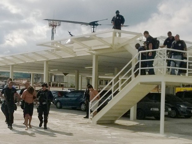 Três presos chegaram na Cidade da Polícia, de helicóptero, por volta das 14h (Foto: Lilian Quaino / G1)