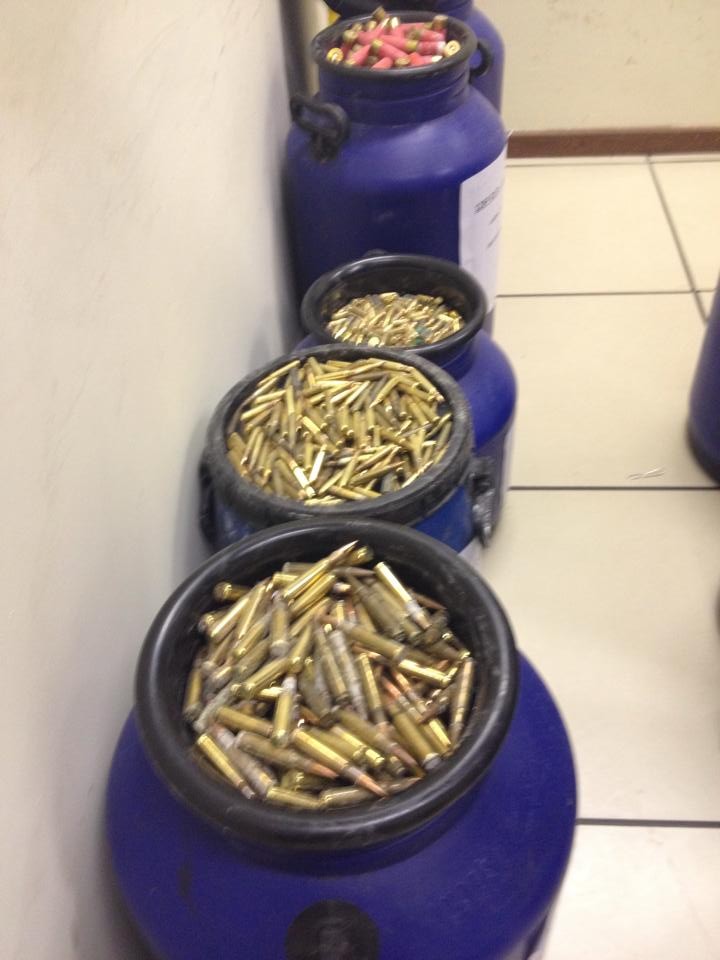 Drogas e armas foram encontradas por fuzileiros da Marinha em Cabo Frio (Foto: Renata Igrejas / Inter TV)