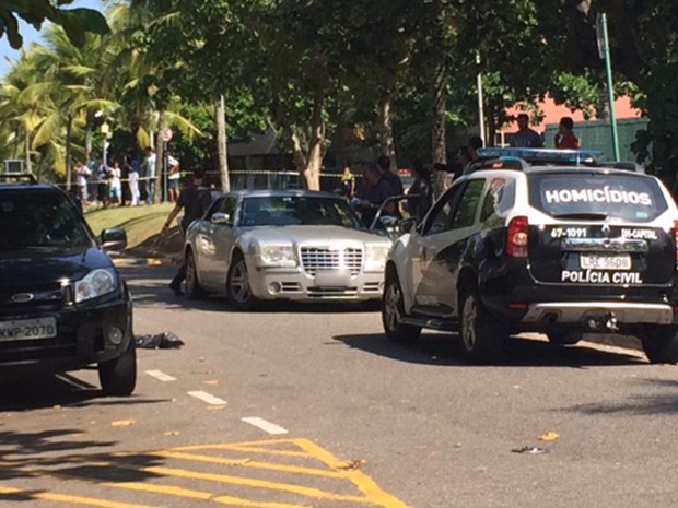 Polícia faz perícia no carro alvejado (Foto: Alba Valéria Mendonça/ G1)